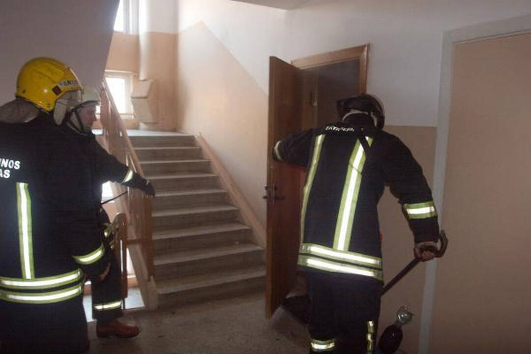 Sostinės daugiabutyje rasta neaiškiomis aplinkybėmis sudegusi moteris