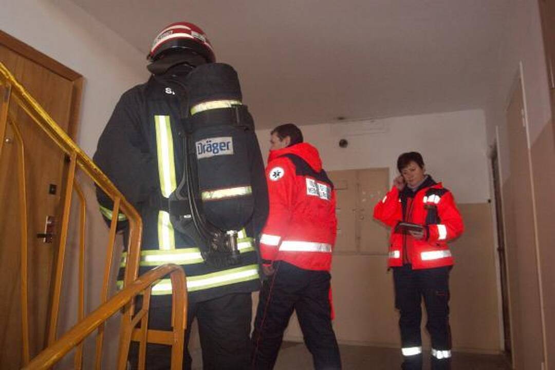 Sostinės daugiabutyje rasta neaiškiomis aplinkybėmis sudegusi moteris