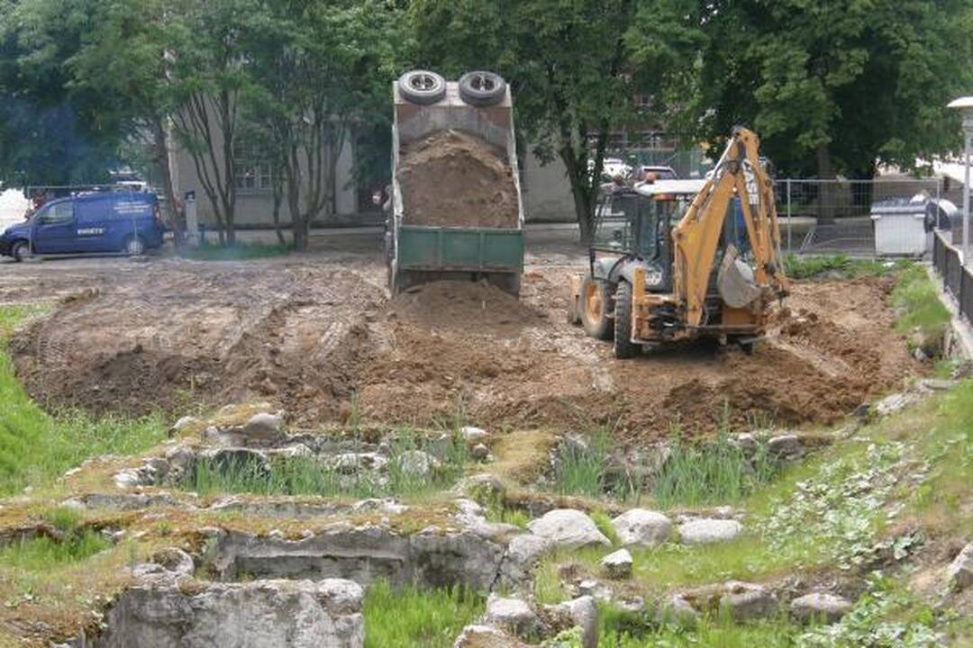 Pamatai prie Biržos tilto užverčiami žemėmis