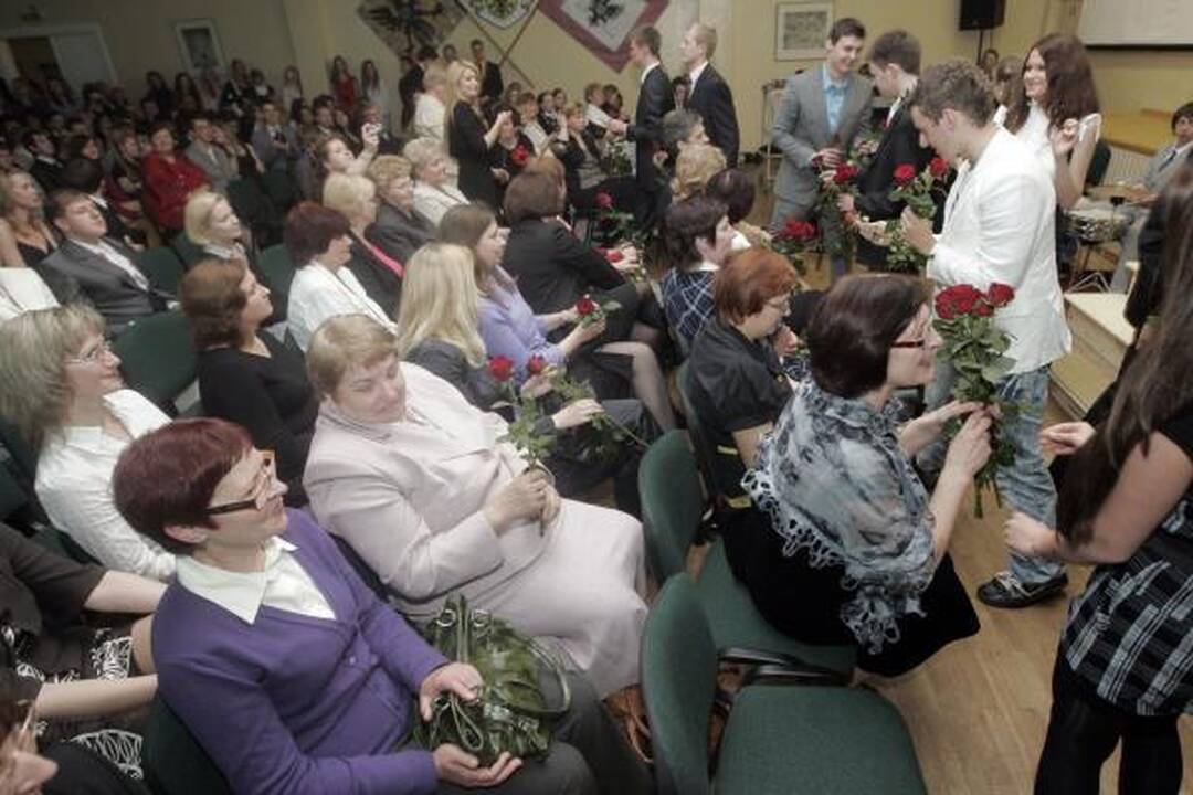 Šalies abiturientus iš mokyklų išlydi paskutinis skambutis 