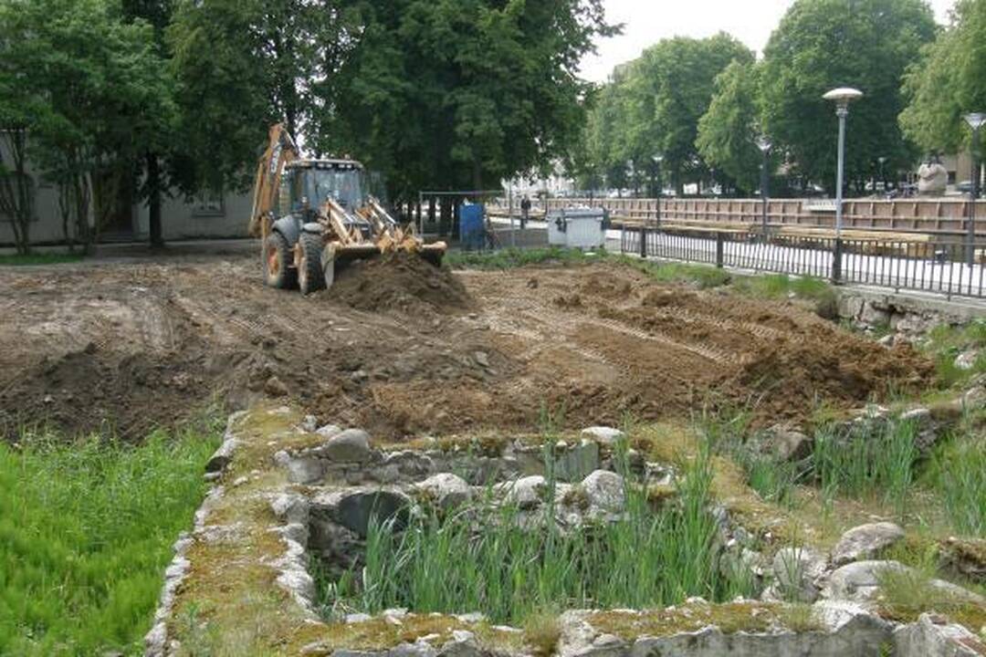Pamatai prie Biržos tilto užverčiami žemėmis