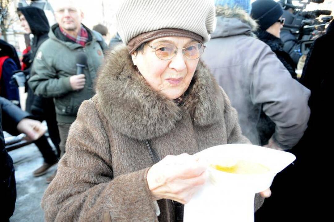 V. Adamkus: turime nepamiršti vienišų žmonių 