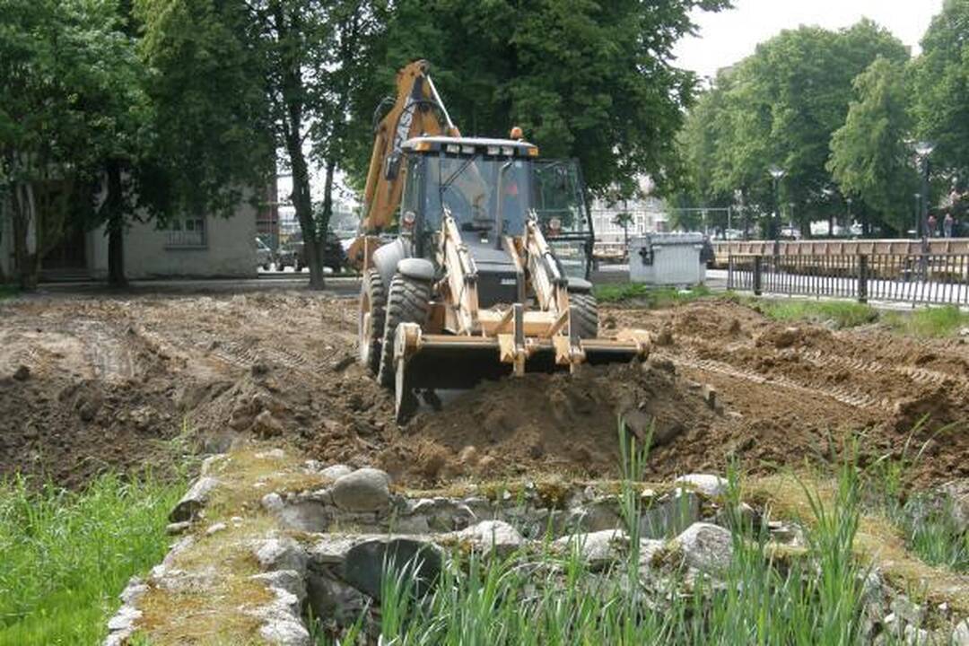 Pamatai prie Biržos tilto užverčiami žemėmis