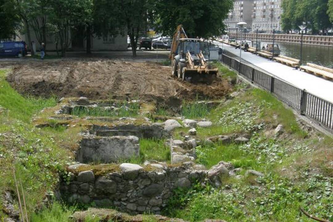 Pamatai prie Biržos tilto užverčiami žemėmis