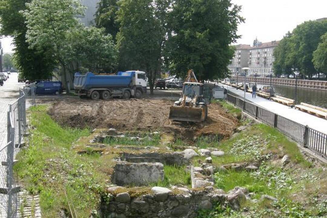 Pamatai prie Biržos tilto užverčiami žemėmis