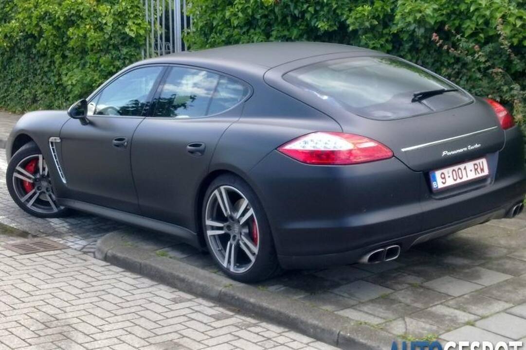 Nauja superautomobilių tendencija – tik matiniai atspalviai