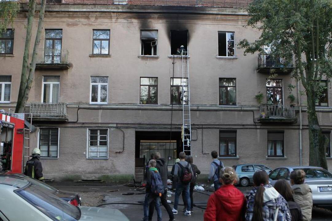 Klaipėdoje, Stasio Šimkaus gatvėje, užsiliepsnojo butas
