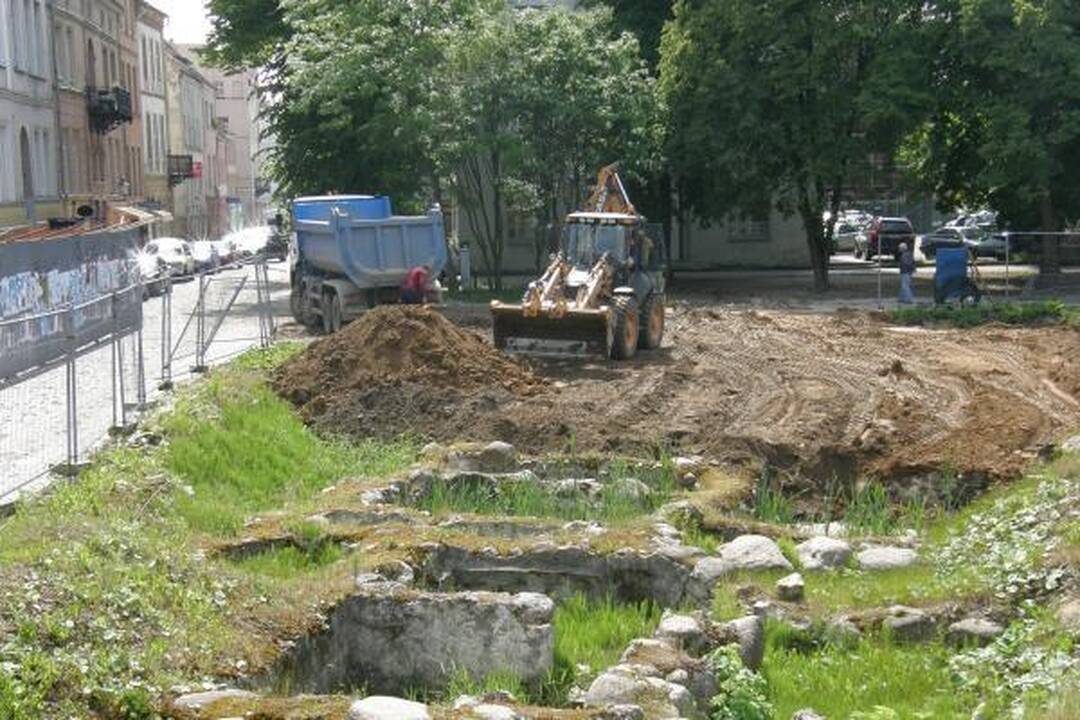 Pamatai prie Biržos tilto užverčiami žemėmis
