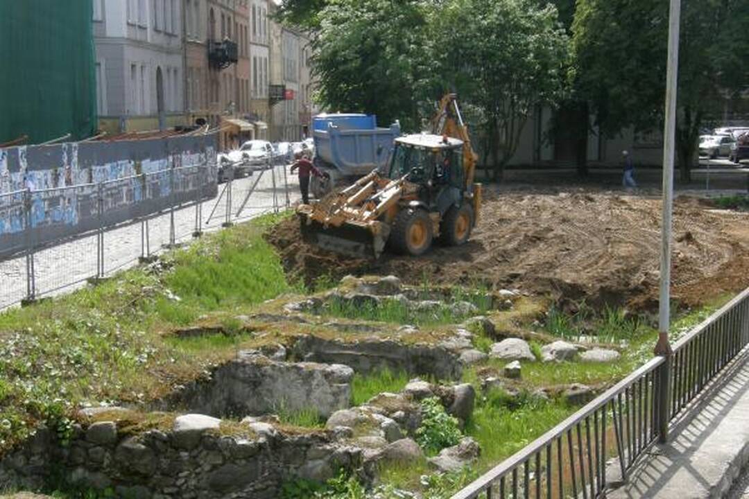 Pamatai prie Biržos tilto užverčiami žemėmis