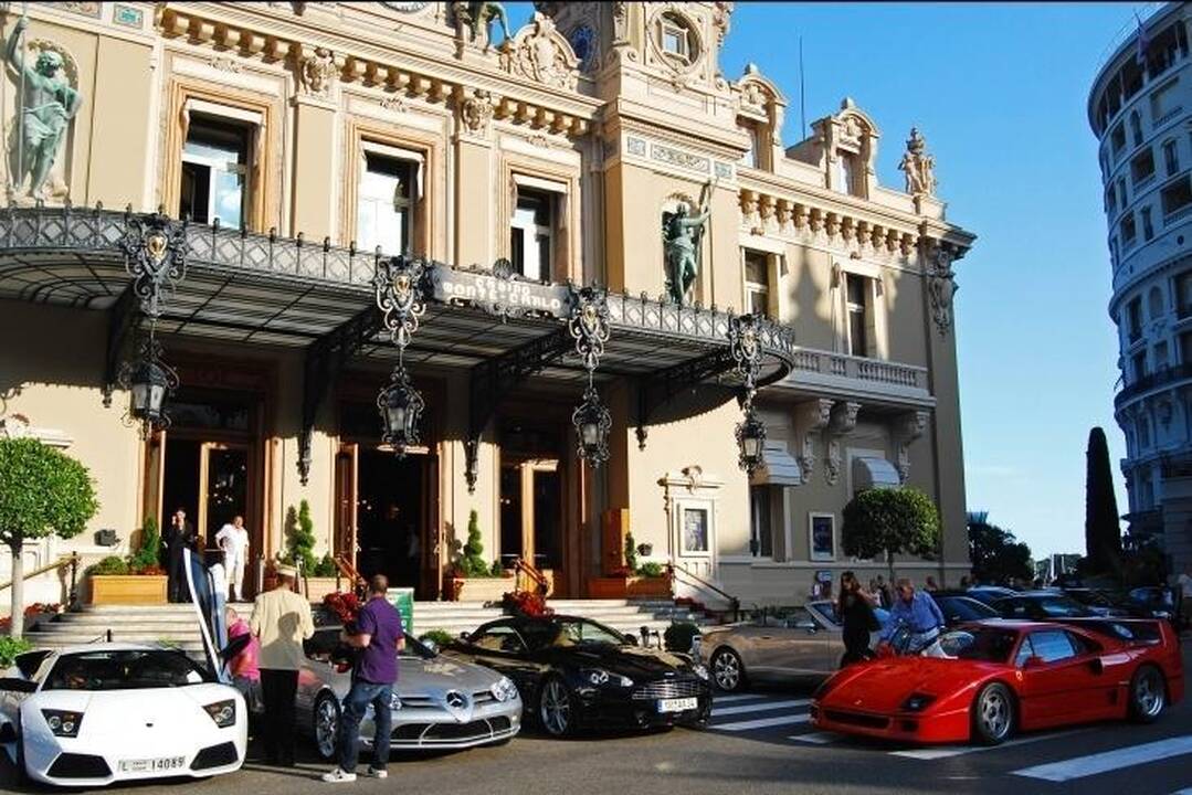 Spindinti Monako prabanga: aplink vien superautomobiliai 