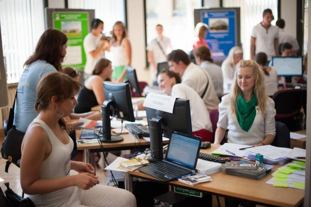 Į studijų patvirtinimą – ir su ramentais, ir su tėvais
