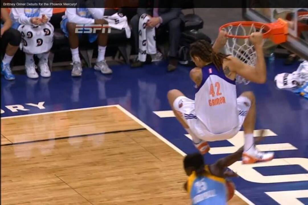 B. Grinner per debiutą WNBA kamuolį į krepšį krovė nesidrovėdama