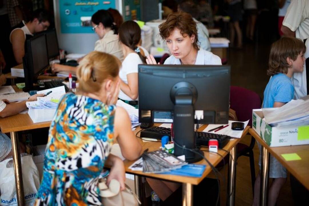 Į studijų patvirtinimą – ir su ramentais, ir su tėvais