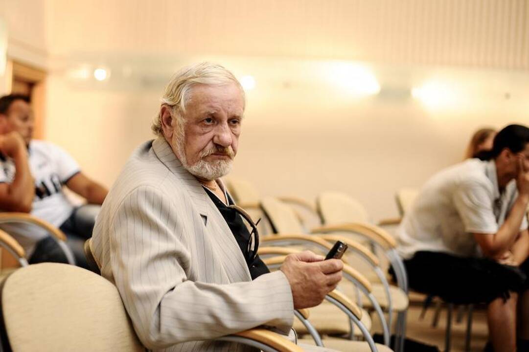 V.Šustauskas griuvinėjo po savivaldybės langais