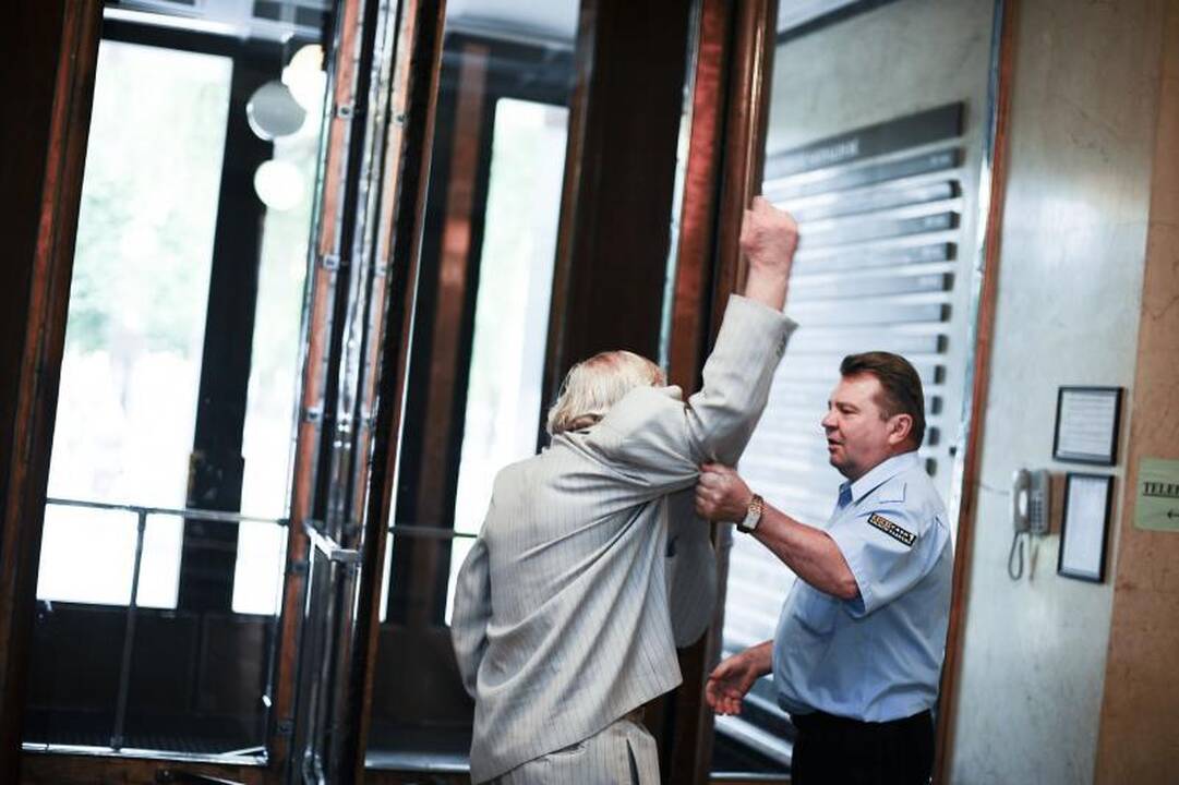 V.Šustauskas griuvinėjo po savivaldybės langais