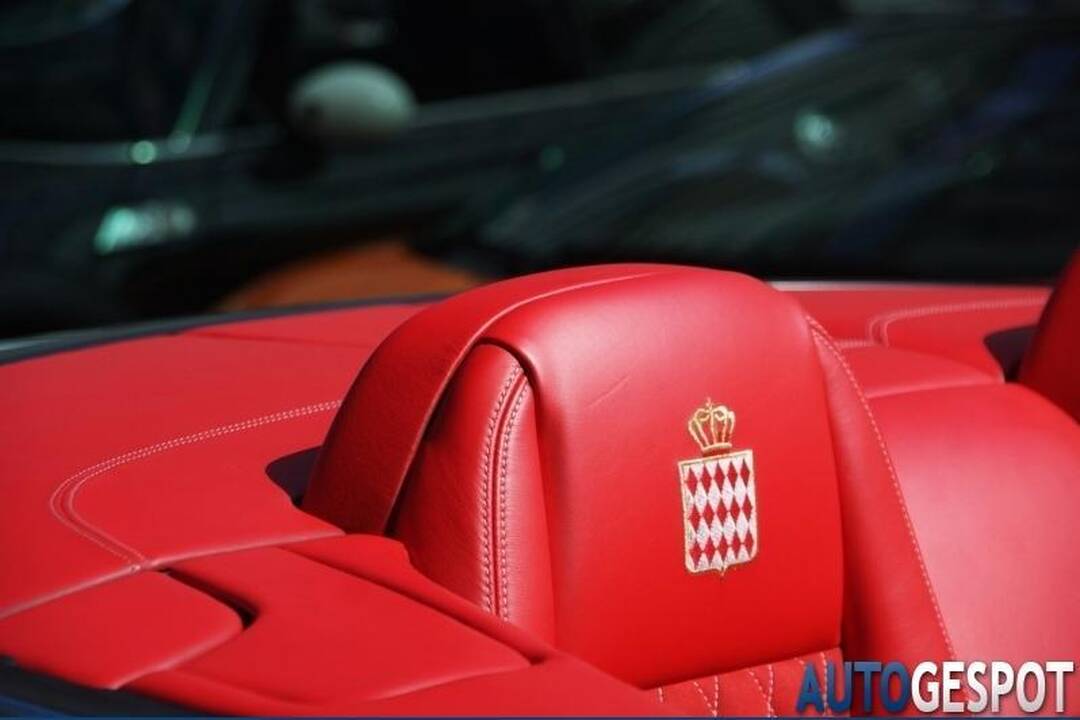 „Bentley Continental GTC“: Monako vėliavos spalvos