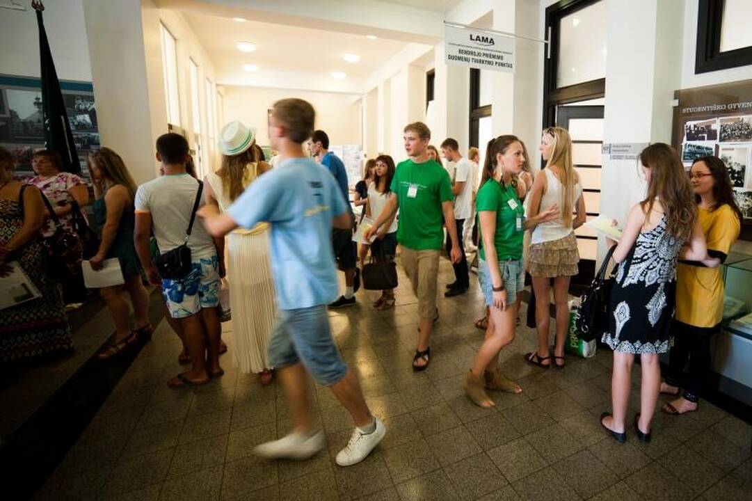 Į studijų patvirtinimą – ir su ramentais, ir su tėvais