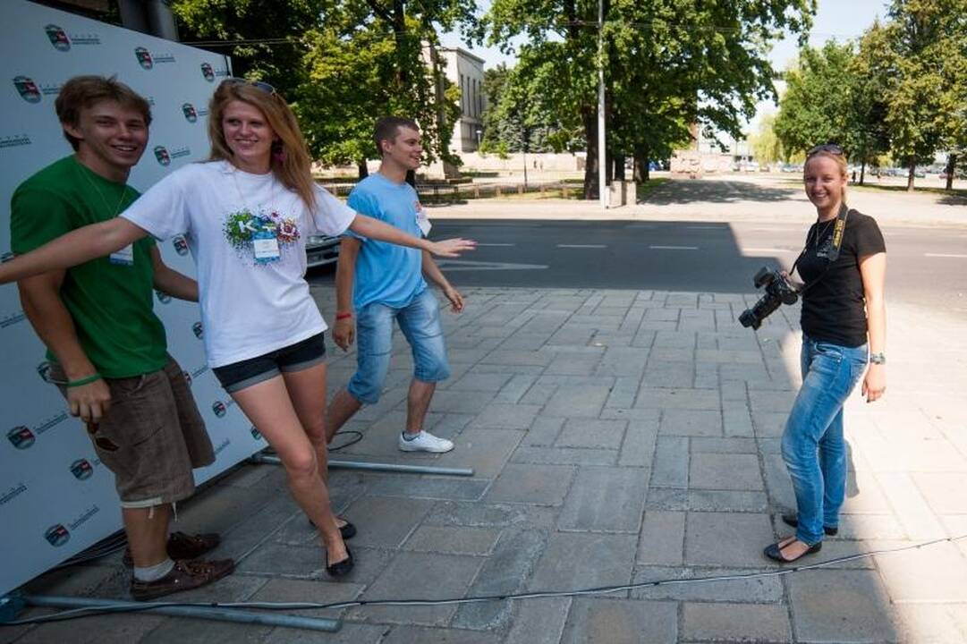 Į studijų patvirtinimą – ir su ramentais, ir su tėvais