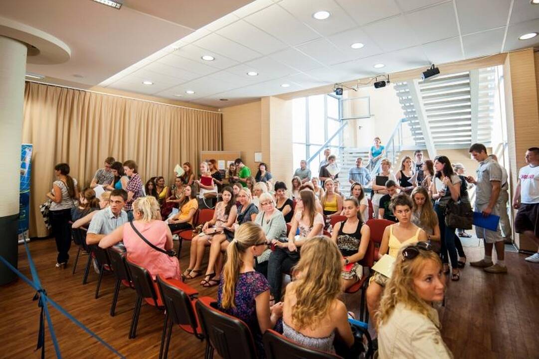 Į studijų patvirtinimą – ir su ramentais, ir su tėvais