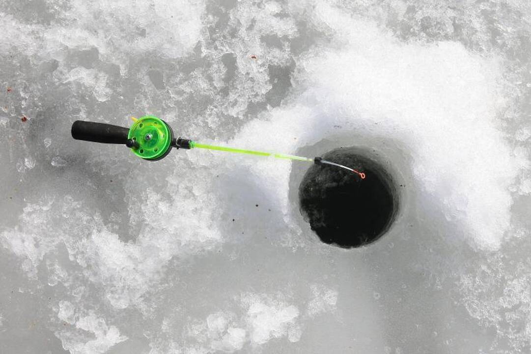 Kaune poledinės žvejybos mėgėjai meškerių dar nedžiauna 