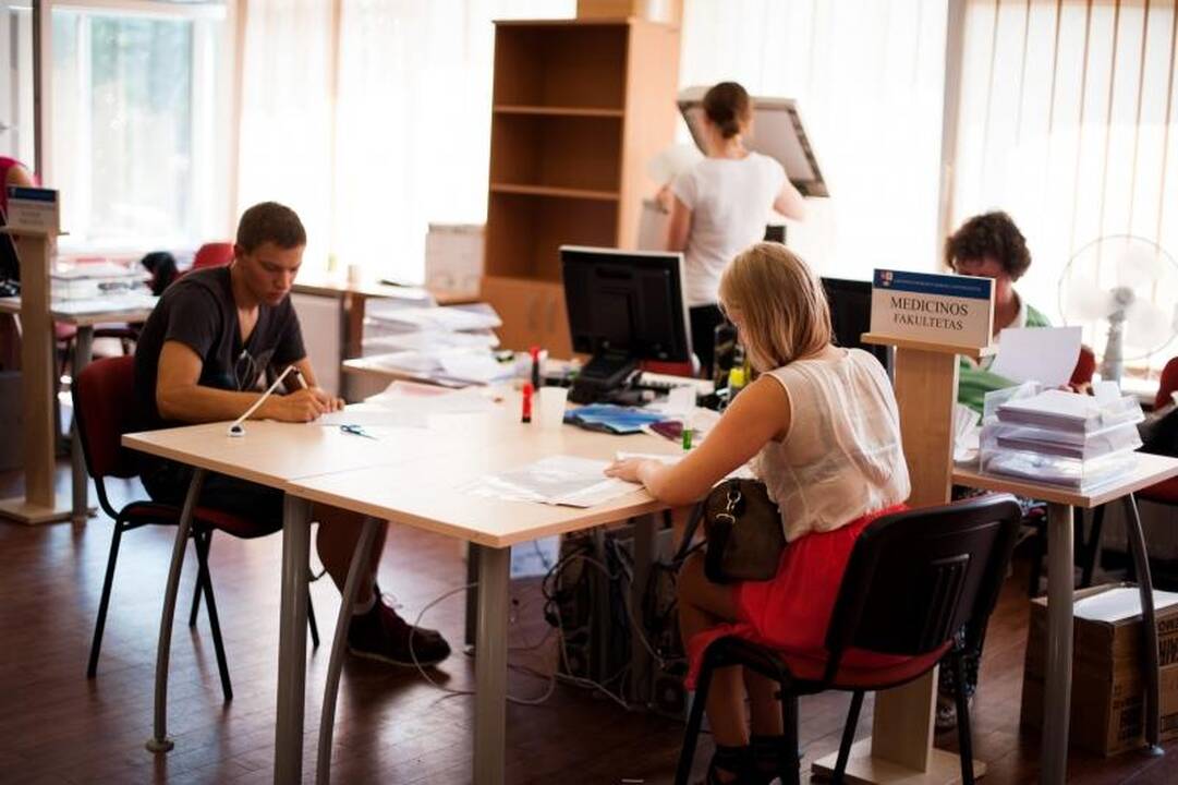 Į studijų patvirtinimą – ir su ramentais, ir su tėvais