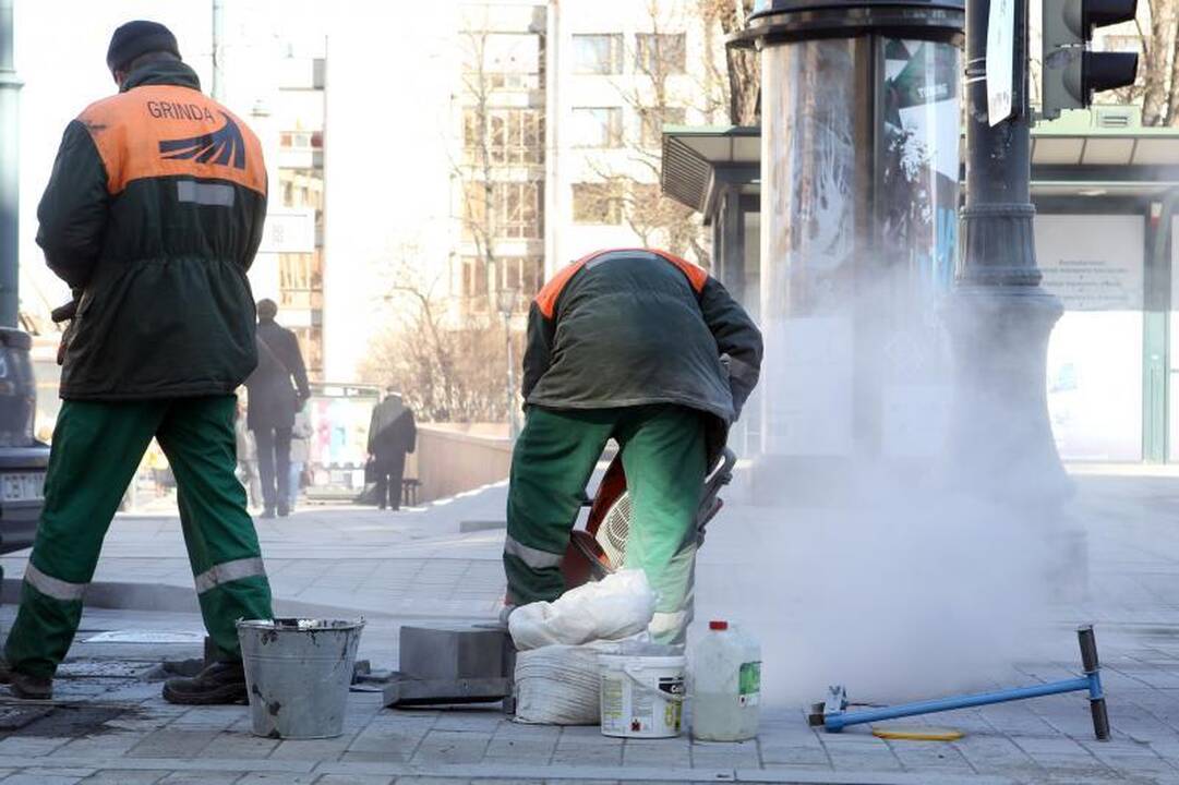 Subyrėjusiame Gedimino prospekte jau pluša darbininkai