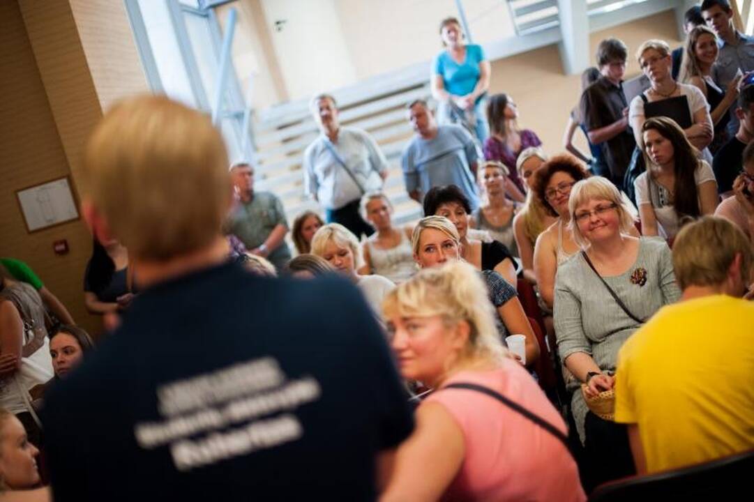 Į studijų patvirtinimą – ir su ramentais, ir su tėvais