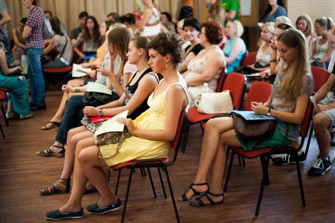 Į studijų patvirtinimą – ir su ramentais, ir su tėvais