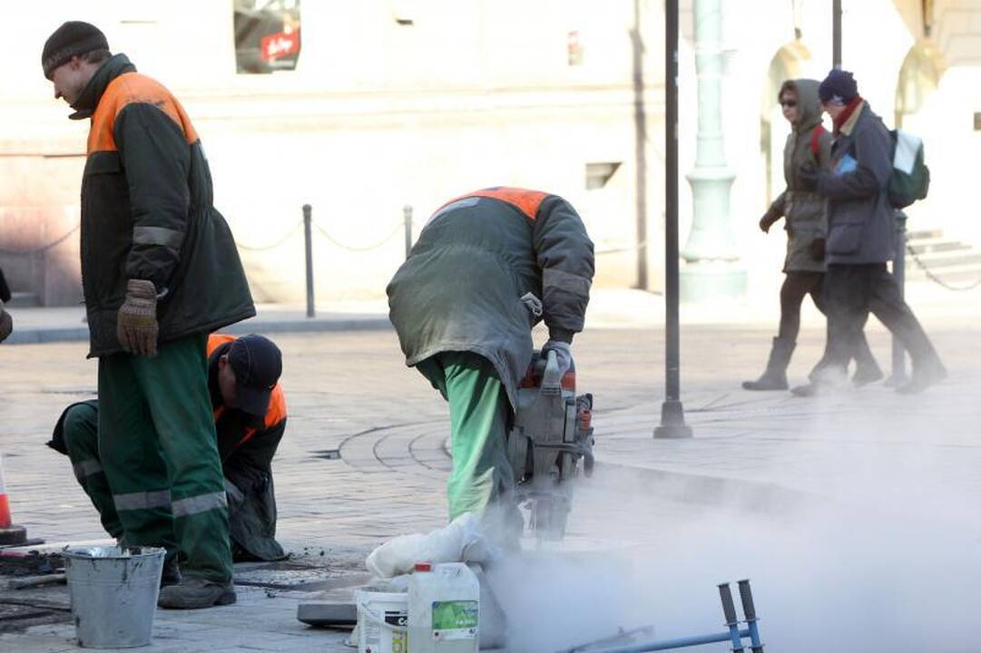 Subyrėjusiame Gedimino prospekte jau pluša darbininkai