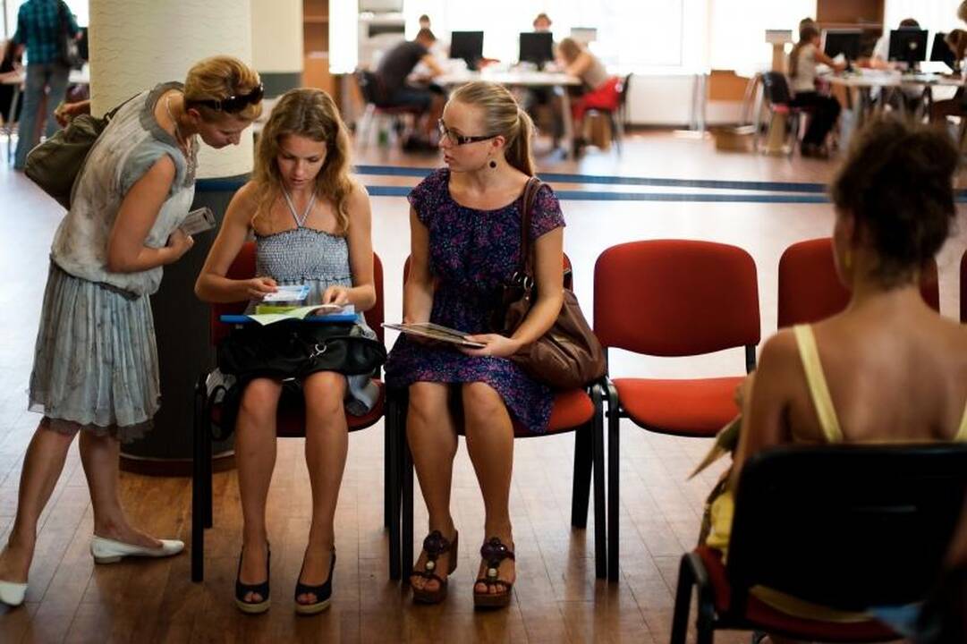 Į studijų patvirtinimą – ir su ramentais, ir su tėvais