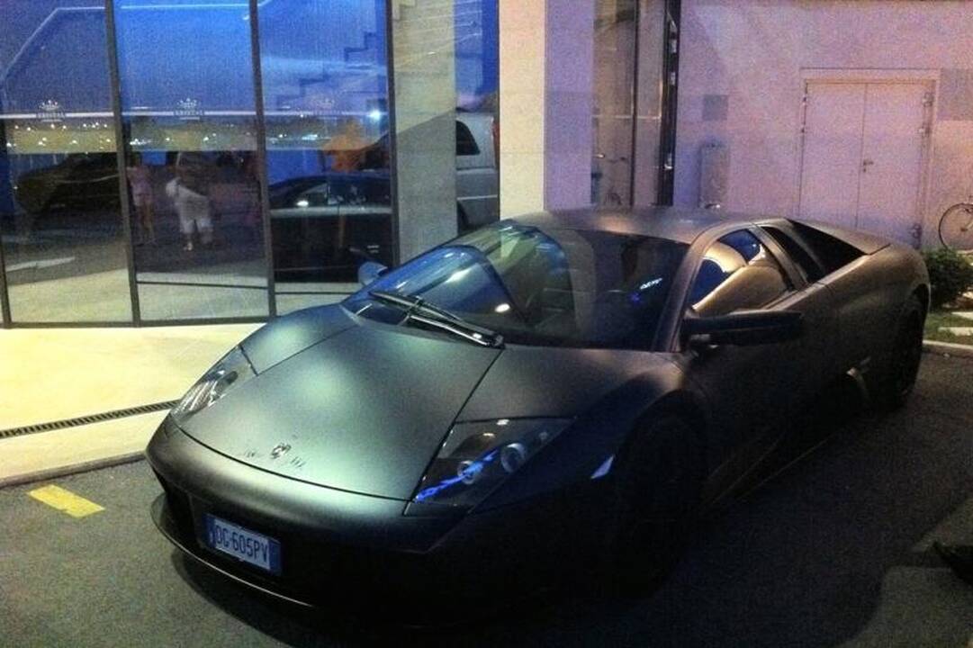 Nauja superautomobilių tendencija – tik matiniai atspalviai