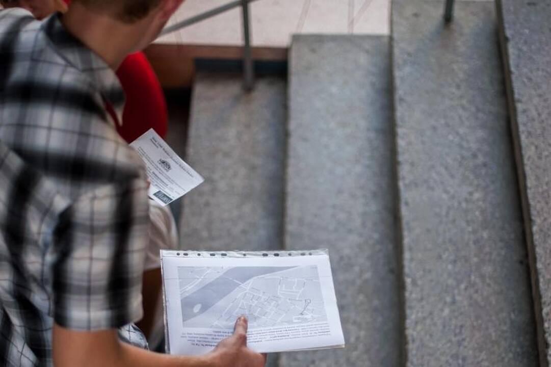 Į studijų patvirtinimą – ir su ramentais, ir su tėvais