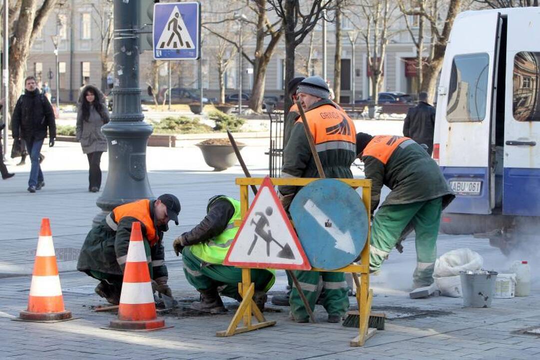 Subyrėjusiame Gedimino prospekte jau pluša darbininkai