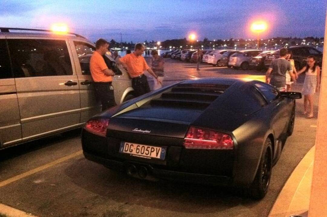 Nauja superautomobilių tendencija – tik matiniai atspalviai