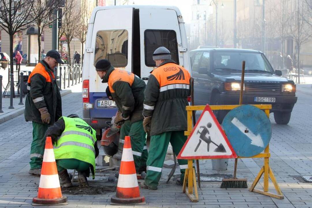 Subyrėjusiame Gedimino prospekte jau pluša darbininkai