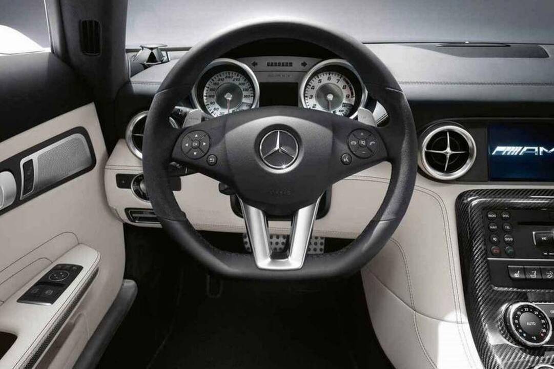 Ar turite laisvus 700 tūkst. Lt naujajam "Mercedes SLS AMG"?
