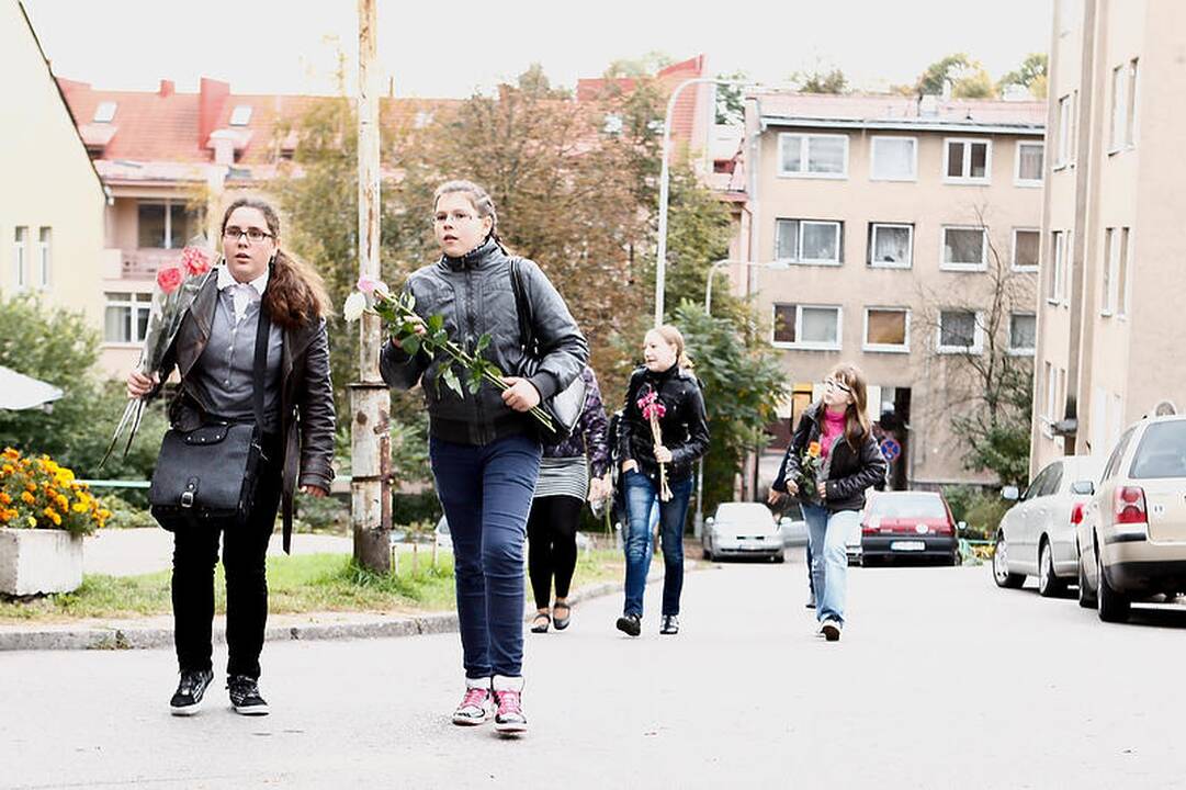 Mokytojų diena - auklėtinių gėlės ir sveikinimai