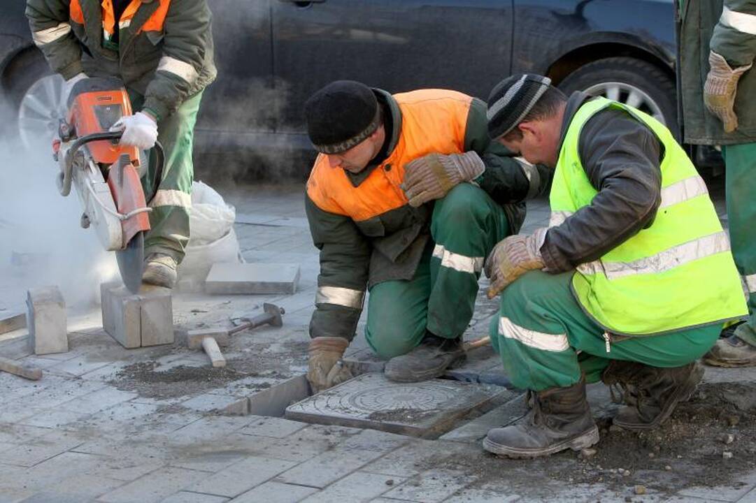 Subyrėjusiame Gedimino prospekte jau pluša darbininkai