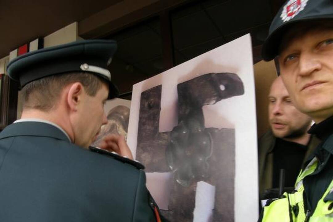 E.Zuroffas: svastikų pateisinimas įžeidžia Holokausto aukas 