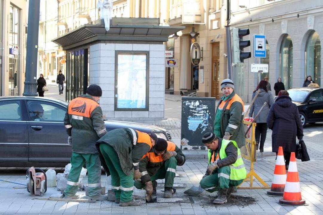 Subyrėjusiame Gedimino prospekte jau pluša darbininkai
