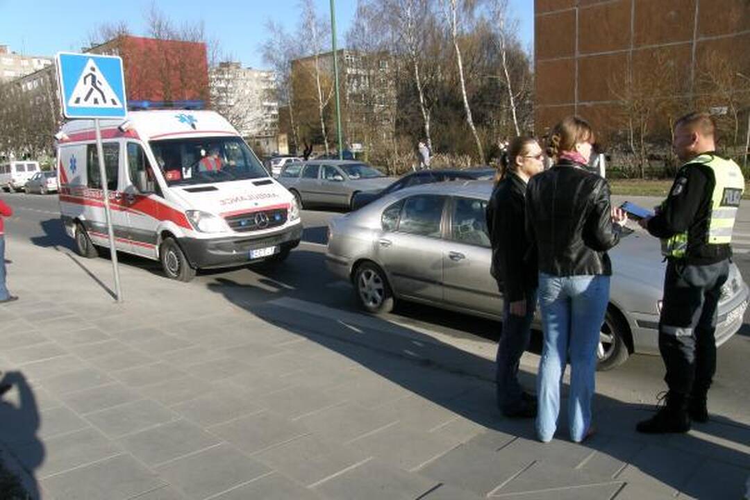 Perėjoje partrenkta dviračiu važiavusi mergaitė