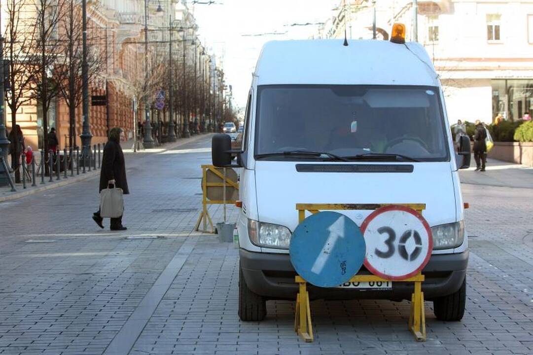Subyrėjusiame Gedimino prospekte jau pluša darbininkai