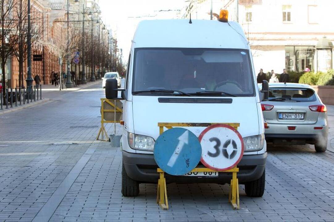 Subyrėjusiame Gedimino prospekte jau pluša darbininkai