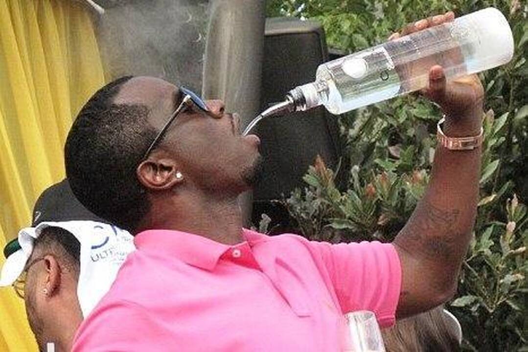 Reperiui S.Combsui „Diddy“ degtinei nereikia stikliuko