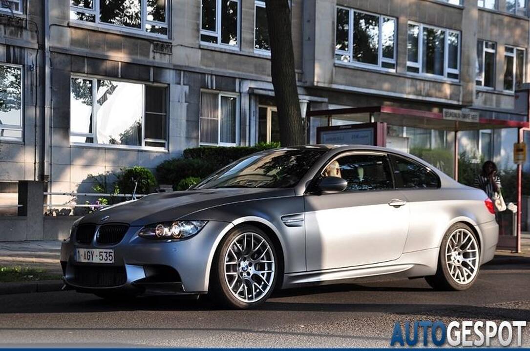 Nauja superautomobilių tendencija – tik matiniai atspalviai