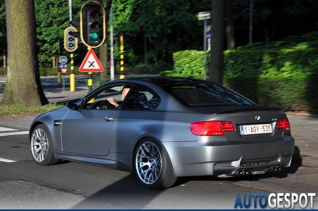 Nauja superautomobilių tendencija – tik matiniai atspalviai