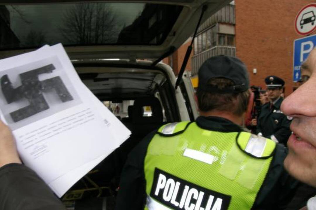 E.Zuroffas: svastikų pateisinimas įžeidžia Holokausto aukas 