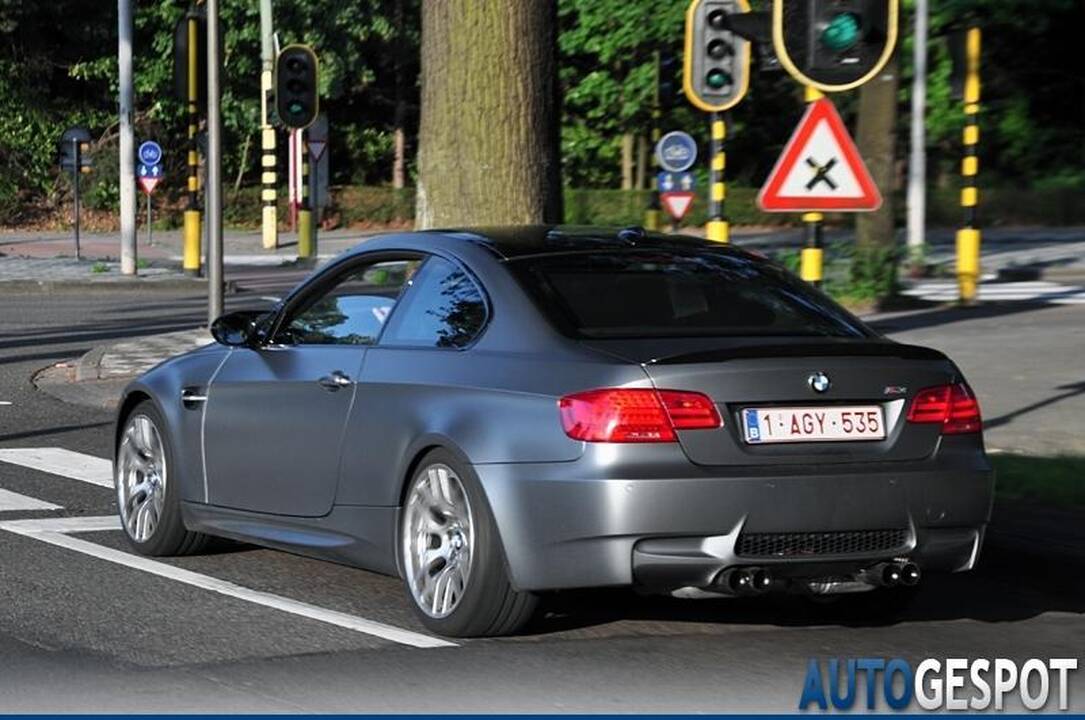 Nauja superautomobilių tendencija – tik matiniai atspalviai