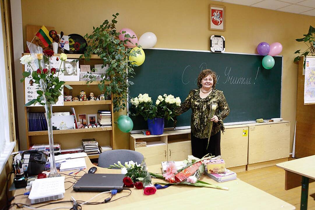 Mokytojų diena - auklėtinių gėlės ir sveikinimai
