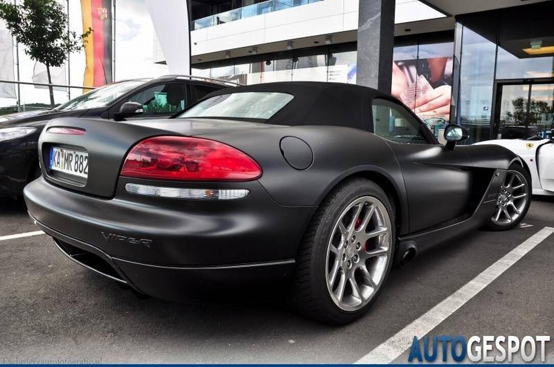 Nauja superautomobilių tendencija – tik matiniai atspalviai